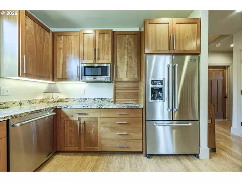 Kitchen - 1470 Piper Ln, Eugene, OR 97401 photo 5 of 6