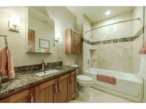 Bath - 1470 Piper Ln, Eugene, OR 97401 photo 1 of 4