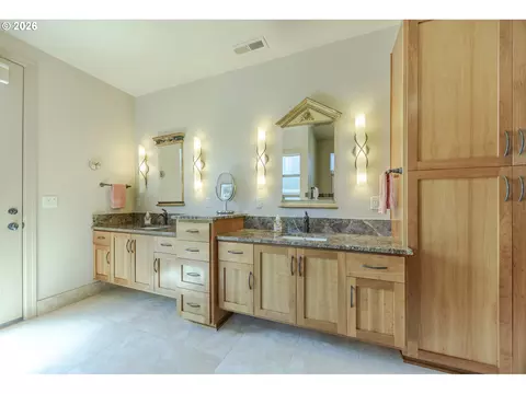 Bath - 1470 Piper Ln, Eugene, OR 97401 photo 3 of 4