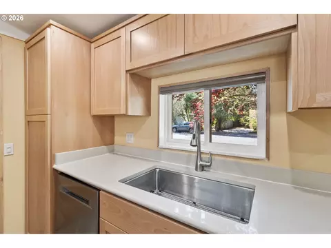 Kitchen - 2485 Jackson St, Eugene, OR 97405 photo 5 of 6