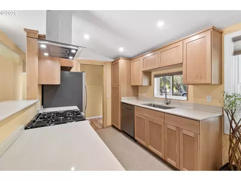 Kitchen - 2485 Jackson St, Eugene, OR 97405 photo 4 of 6