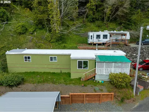 66642 E Bay Rd #8, North Bend, OR 97459
