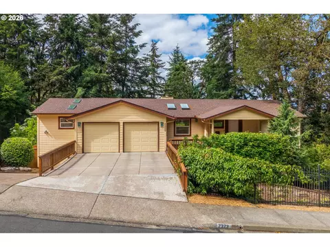 Exterior - 2323 W 28th Ave, Eugene, OR 97405 photo 4 of 8