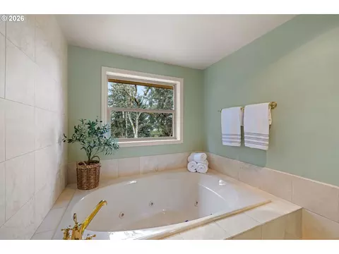 Bath - 2323 W 28th Ave, Eugene, OR 97405 photo 6 of 7