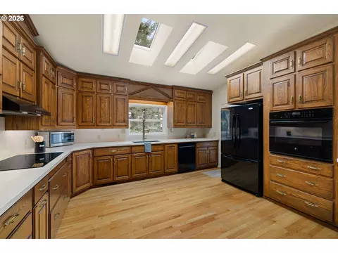 Kitchen - 2323 W 28th Ave, Eugene, OR 97405 photo 2 of 4