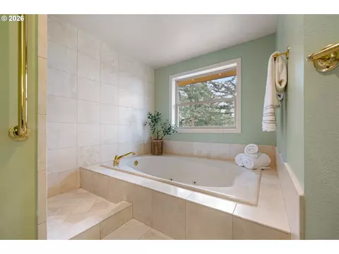 Bath - 2323 W 28th Ave, Eugene, OR 97405 photo 4 of 7