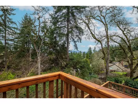 Exterior - 2323 W 28th Ave, Eugene, OR 97405 photo 6 of 8