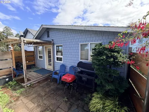 206 S Falcon St, Rockaway Beach, OR 97136