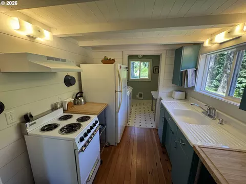 Kitchen - 9959 Sweet Creek Rd, Mapleton, OR 97453 photo 5 of 6