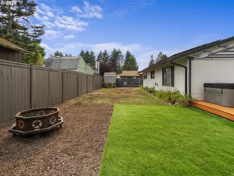 Exterior - 1320 NE 17th St, Gresham, OR 97030 photo 9 of 13