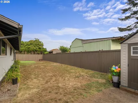 Exterior - 1320 NE 17th St, Gresham, OR 97030 photo 12 of 13
