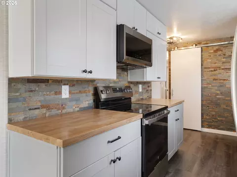 Kitchen - 1320 NE 17th St, Gresham, OR 97030 photo 3 of 4