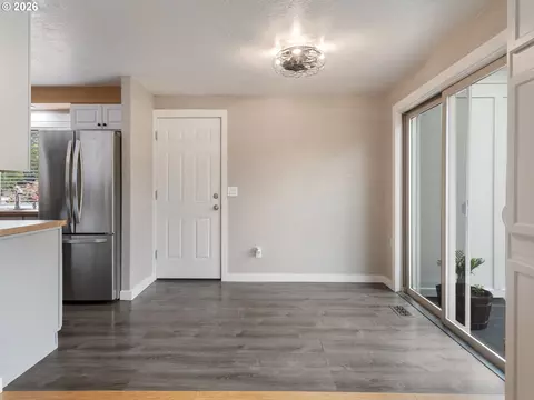 Entry Way - 1320 NE 17th St, Gresham, OR 97030 photo 4 of 5