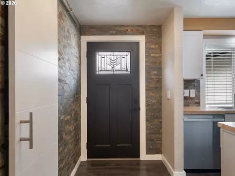 Entry Way - 1320 NE 17th St, Gresham, OR 97030 photo 3 of 5