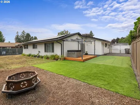 Exterior - 1320 NE 17th St, Gresham, OR 97030 photo 10 of 13