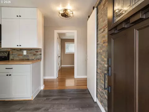 Entry Way - 1320 NE 17th St, Gresham, OR 97030 photo 2 of 5
