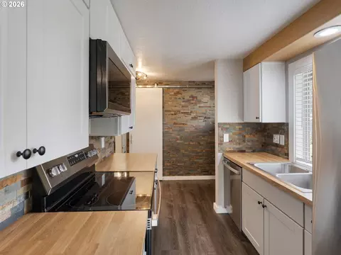 Kitchen - 1320 NE 17th St, Gresham, OR 97030 photo 4 of 4