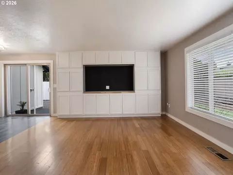 Living - 1320 NE 17th St, Gresham, OR 97030 photo 3 of 6