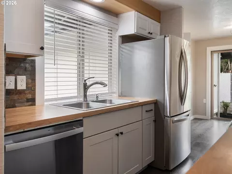 Kitchen - 1320 NE 17th St, Gresham, OR 97030 photo 2 of 4