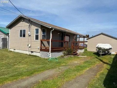 130 N 7th St, Lakeside, OR 97449