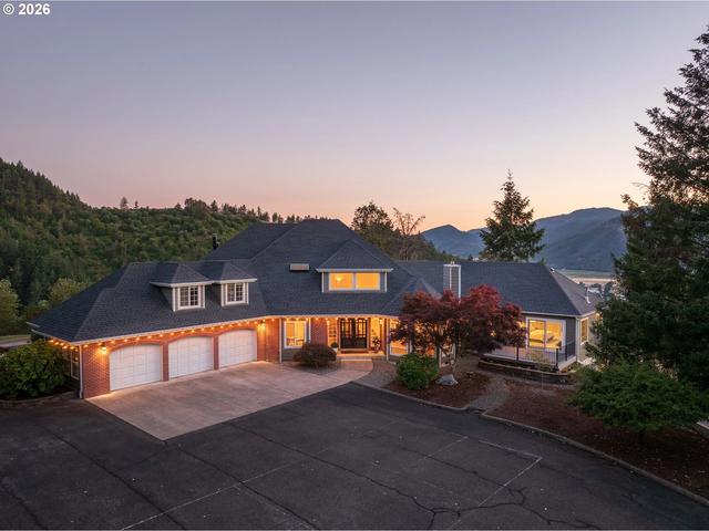 317 Aker Dr, Myrtle Creek, OR 97457