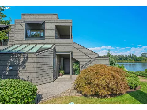 5672 S Riverpoint Ln, Portland, OR 97239