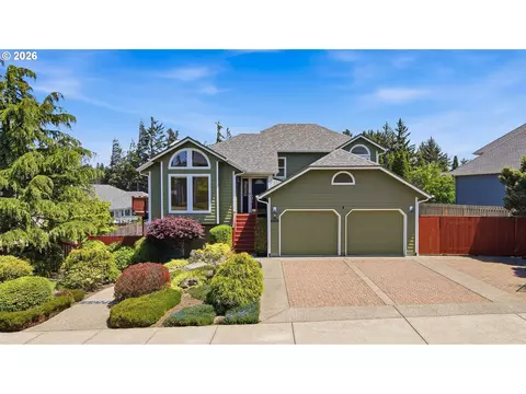 2707 Alder Ridge Dr, North Bend, OR 97459