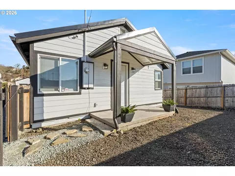 925 NE Cedar St, Roseburg, OR 97470