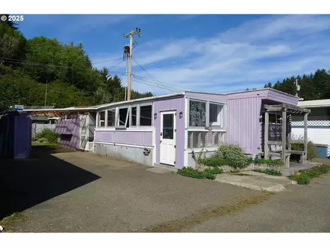 170 Riggs Hill Ln #17, Winchester Bay, OR 97467