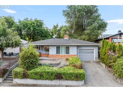 1524 E 9th St, The Dalles, OR 97058