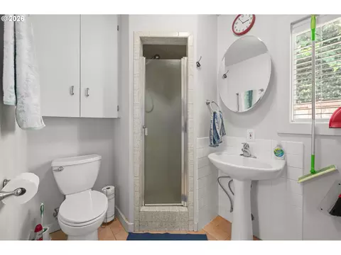 Bath - 2760 Elysium Ave, Eugene, OR 97401 photo 3 of 3