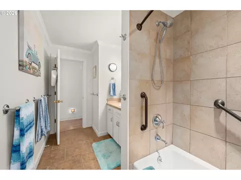 Bath - 2760 Elysium Ave, Eugene, OR 97401 photo 2 of 3