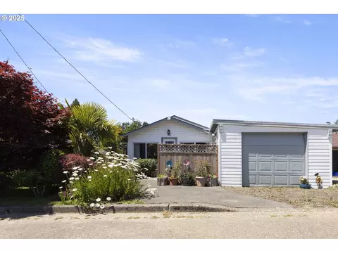 2745 34th St, Coos Bay, OR 97420