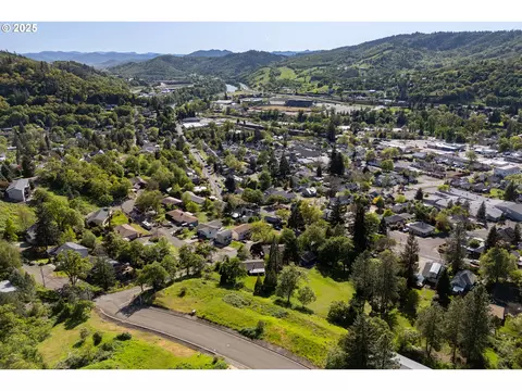 1334 SE Kane St, Roseburg, OR 97470