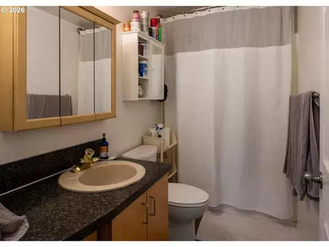 Bath - 32781 E Pearl St, Eugene, OR 97408 photo 3 of 5