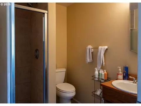 Bath - 32781 E Pearl St, Eugene, OR 97408 photo 5 of 5