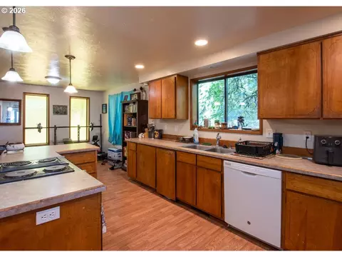 Kitchen - 32781 E Pearl St, Eugene, OR 97408 photo 2 of 6