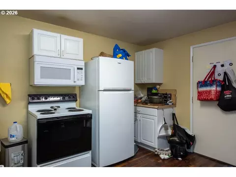 Kitchen - 32781 E Pearl St, Eugene, OR 97408 photo 6 of 6