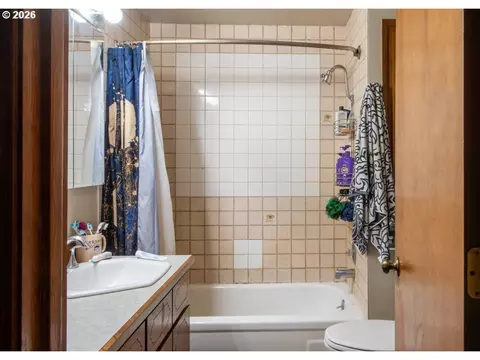 Bath - 32781 E Pearl St, Eugene, OR 97408 photo 2 of 5