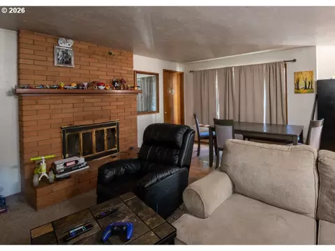 Living - 32781 E Pearl St, Eugene, OR 97408 photo 3 of 4