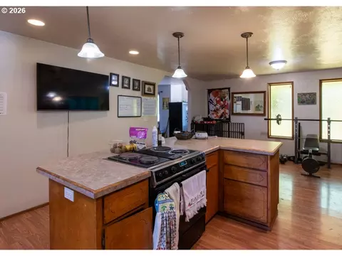 Kitchen - 32781 E Pearl St, Eugene, OR 97408 photo 1 of 6