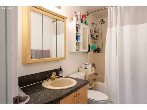 Bath - 32781 E Pearl St, Eugene, OR 97408 photo 4 of 5