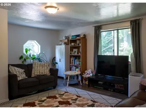 Living - 32781 E Pearl St, Eugene, OR 97408 photo 4 of 4