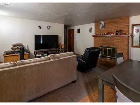 Living - 32781 E Pearl St, Eugene, OR 97408 photo 1 of 4