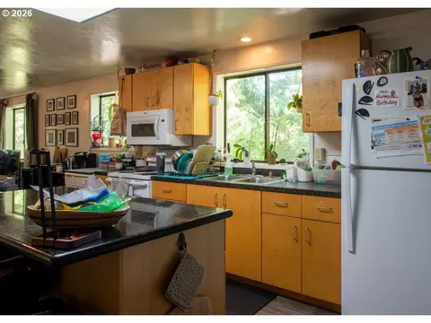 Kitchen - 32781 E Pearl St, Eugene, OR 97408 photo 4 of 6