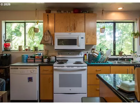 Kitchen - 32781 E Pearl St, Eugene, OR 97408 photo 5 of 6