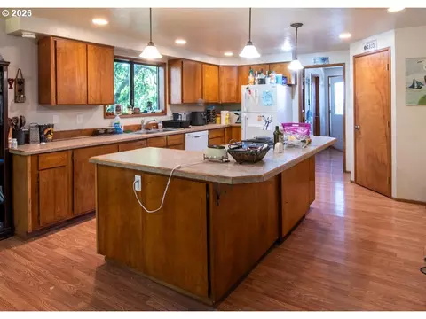 Kitchen - 32781 E Pearl St, Eugene, OR 97408 photo 3 of 6