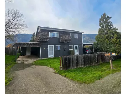 165 Loop Rd, Myrtle Creek, OR 97457