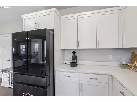 Kitchen - 6463 SE 21st St, Gresham, OR 97080 photo 5 of 7