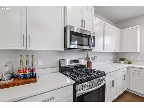 Kitchen - 6463 SE 21st St, Gresham, OR 97080 photo 6 of 7